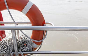 bouée de sauvetage sur un navire sécurisé