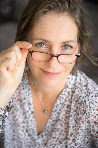 "femme mature avec ses lunettes" photo libre de droits sur ...