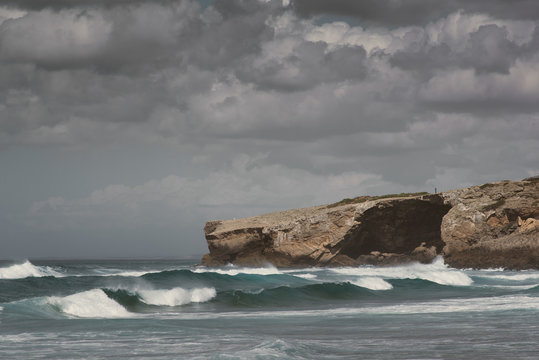 Monte Clerigo, ein kleines Surfer Dorf an einer Bucht der Algarve am Atlantik in Portugal