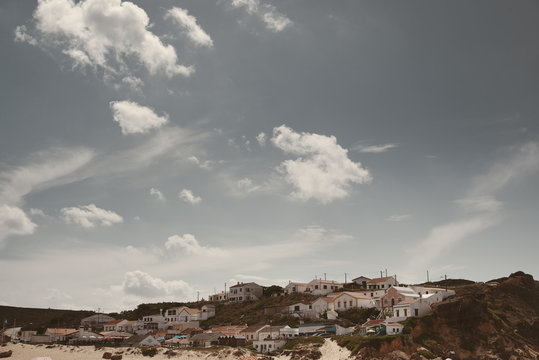 Monte Clerigo, ein kleines Surfer Dorf an einer Bucht der Algarve am Atlantik in Portugal