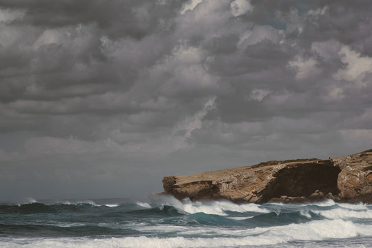 Monte Clerigo, ein kleines Surfer Dorf an einer Bucht der Algarve am Atlantik in Portugal