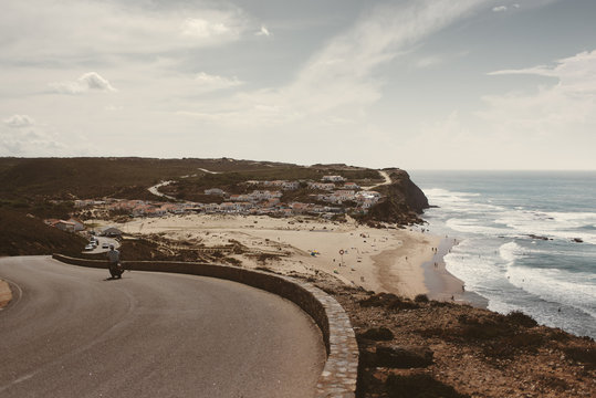 Monte Clerigo, ein kleines Surfer Dorf an einer Bucht der Algarve am Atlantik in Portugal