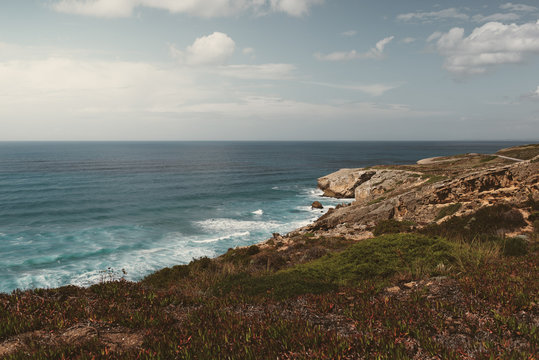 Monte Clerigo, ein kleines Surfer Dorf an einer Bucht der Algarve am Atlantik in Portugal