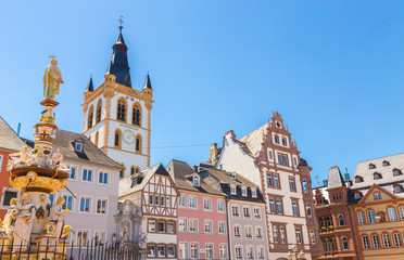 Historische Hausfassaden Hauptmarkt Trier Rheinland Pfalz Deutschland - 164178070