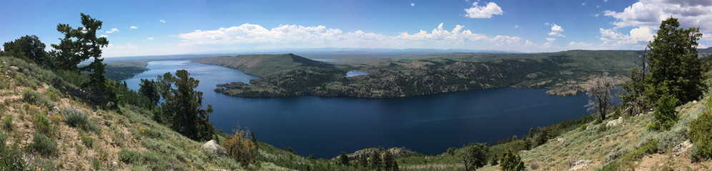 Fototapeta na wymiar Fremont Lake in the Wind River Range, Wyoming