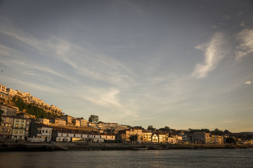 Obraz premium Landscape of the city of Porto (Vila de Gaia) at sunset