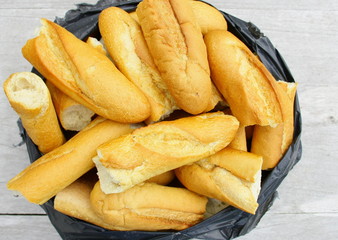 tas de baguettes rassies,recyclage pour animaux