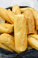 tas de baguettes rassies,recyclage pour animaux