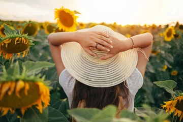 Wandcirkels Zonnebloem Rear view of woman in the sunflowers field  © yossarian6