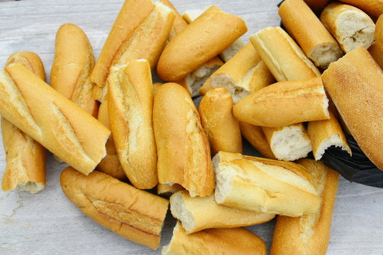 tas de baguettes rassies,recyclage pour animaux
