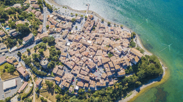 vista aerea del borgo di anguillara sabazia, piccolo comune situato lungo le rive del lago di Bracciano. Il paese &egrave; costruito a picco sull'acqua.