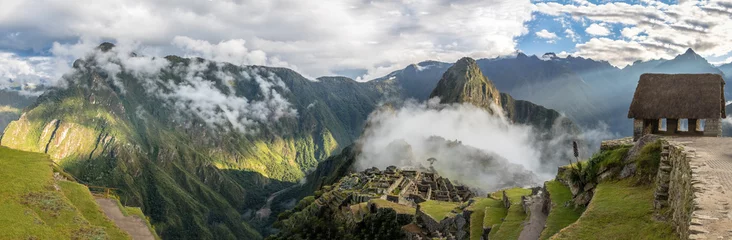  Panoramisch uitzicht op Machu Picchu Inca-ruïnes - Heilige Vallei, Peru © diegograndi