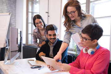 Obraz premium Business coworkers discussing new ideas and brainstorming in office