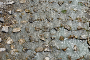Stein Im Wasser - Bachbett als Hintergrund mit Wasser und Fels