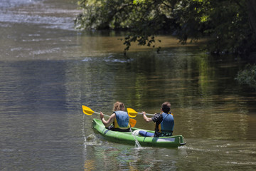 Pareja remando en vacaciones