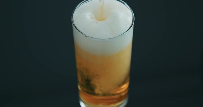 Bier Pils in ein Glas einsch&uuml;tten gie&szlig;en