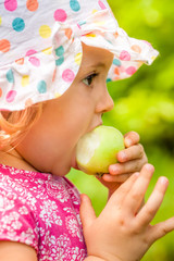 Obraz na płótnie Canvas Girl eating an apple