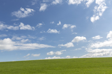 Sommerhimmel über Ackerland in Bayern