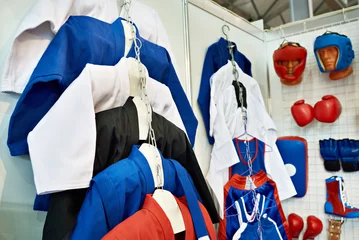 Fotobehang Vechtsport Kleding en uitrusting voor vechtsporten in de winkel