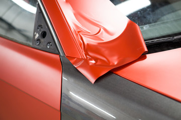 Car Wrapping mit roter Klebefolie