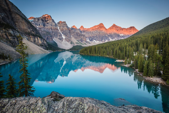 Moraine Lake Sunrise Images – Browse 4,116 Stock Photos, Vectors, and ...