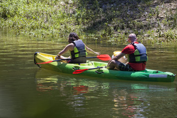 Una pareja realizando actividades en verano