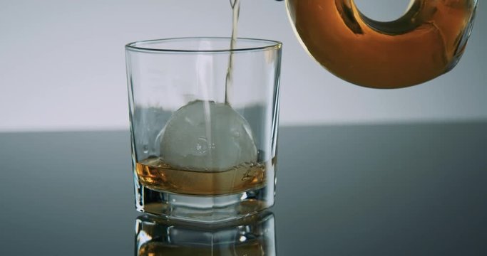 Whisky wird in Glas gesch&uuml;ttet - gie&szlig;en