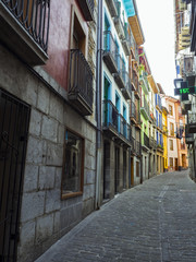 Fototapeta na wymiar Casas de colores en las calles de Mutriko en la costa del País Vasco, España, en la primavera de 2017