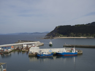 Fototapeta na wymiar Ondarroa, barcos pesqueros amarrados en la costa de Guipúzcoa, País Vasco, España. Primavera de 2017