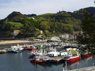Fototapeta na wymiar Ondarroa, barcos pesqueros amarrados en la costa de Guipúzcoa, País Vasco, España.