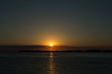 Fototapeta na wymiar Sunset on lake erie