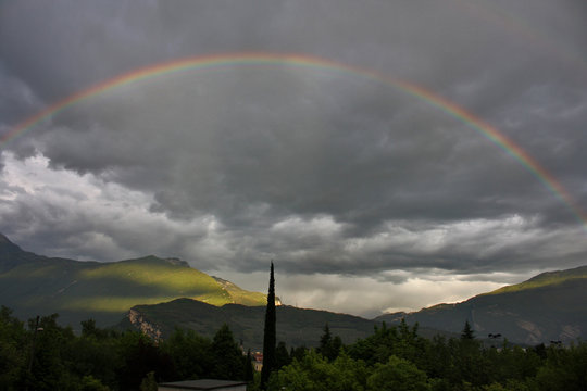 ARCOBALENO CON NUOVOLE GRIGE