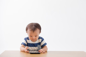 Naklejka premium タブレット・男の子(白バック)