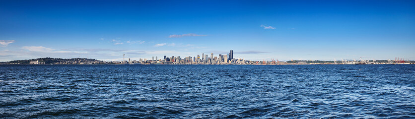 Fototapeta premium Panoramic view of downtown Seattle and the port from West Seattle