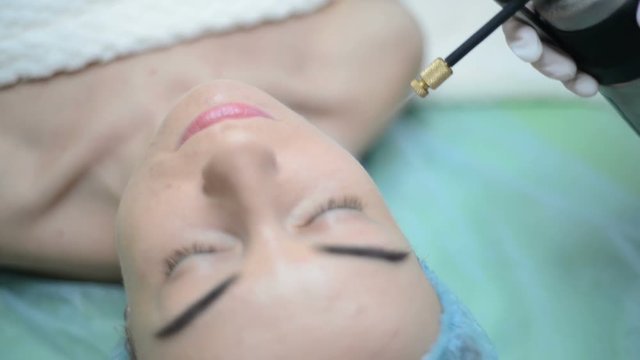 Medical cryotherapy gun. liquid nitrogen. Doctor makes the patient cryotherapy procedure - Cryomassage - cold treatment. cosmetology clinic