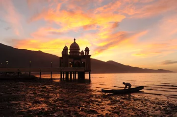 Fotobehang INDONESIA, JAN 8, 2017 :  Beautiful sunrise of Masjid Terapung (Mosque) in Palu, Indonesia   © ejajuga