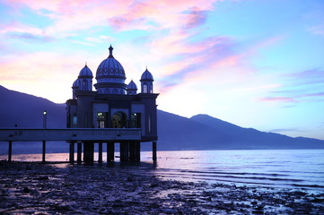Fototapeta premium INDONESIA, JAN 8, 2017 : Beautiful sunrise of Masjid Terapung (Mosque) in Palu, Indonesia