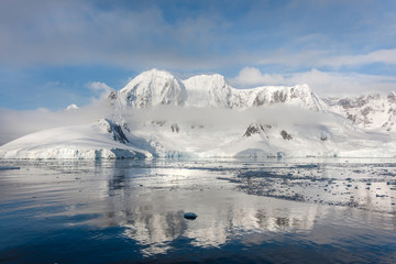 Fototapeta na wymiar Icebergs, glaciers and mountains along the Antarctic Peninsula.