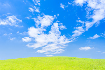 夏の青空と緑の丘