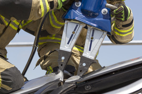 Feuerwehr bringt Rettungsspreizer zum Einsatz