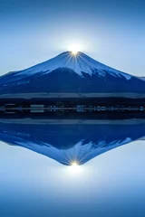 Cercles muraux Mont Fuji Coucher de soleil sur le sommet de la montagne Fuji avec réflexion appelée Double Diamond Fuji