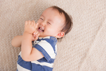 寝転ぶ男の子