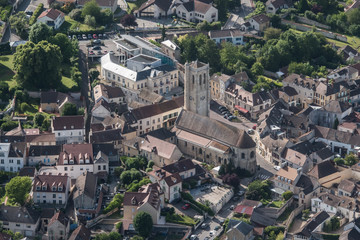 Vue aérienne de la ville de Maule dans les Yvelines en France