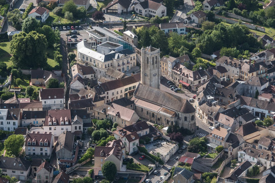 Vue aérienne de la ville de Maule dans les Yvelines en France
