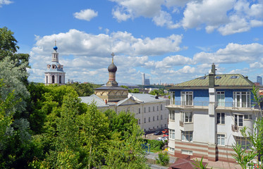 Андреевский мужской монастырь и здание нового малоэтажного жилого комплекса в Москве