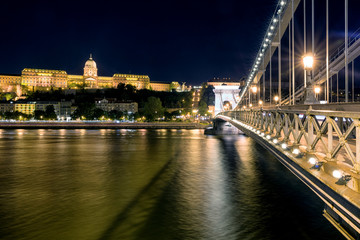Fototapeta premium Chain brdige and Buda castle at night in Budapest