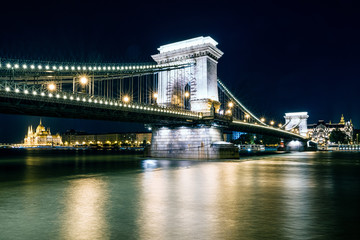 Fototapeta na wymiar Chain bridge and Hungarian parliament building at night in Budapest