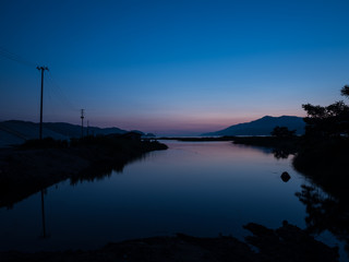 夜明け前の水辺の風景