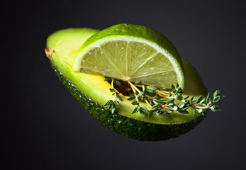 Avocado with lime and thyme .