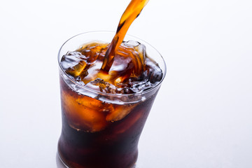 アイスコーヒーを注ぐ